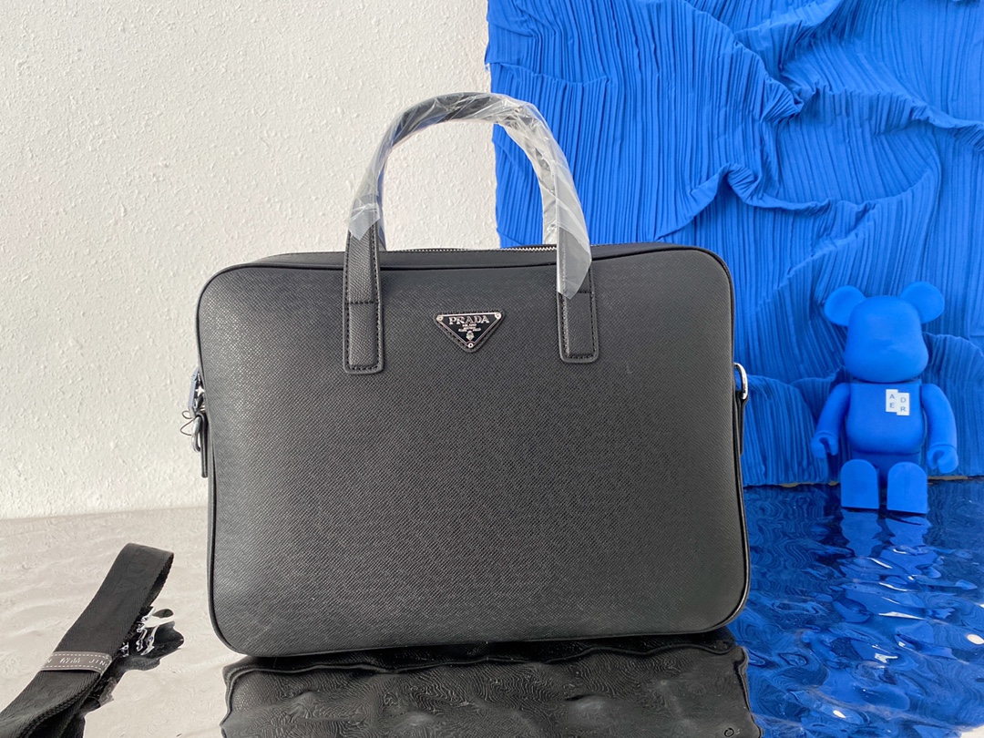 普拉达 Prada  三角标皮革公文包 男士斜挎手提包 大容量电脑包 采用精湛镶嵌细工，经典百搭 实物拍摄 原厂原版面料 配送小票防尘袋 37 x 28 cm。