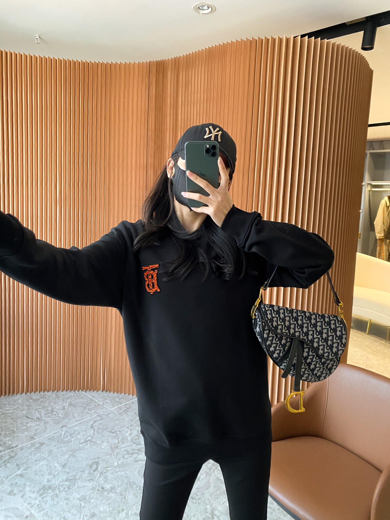 Modelo con sudadera puesta
