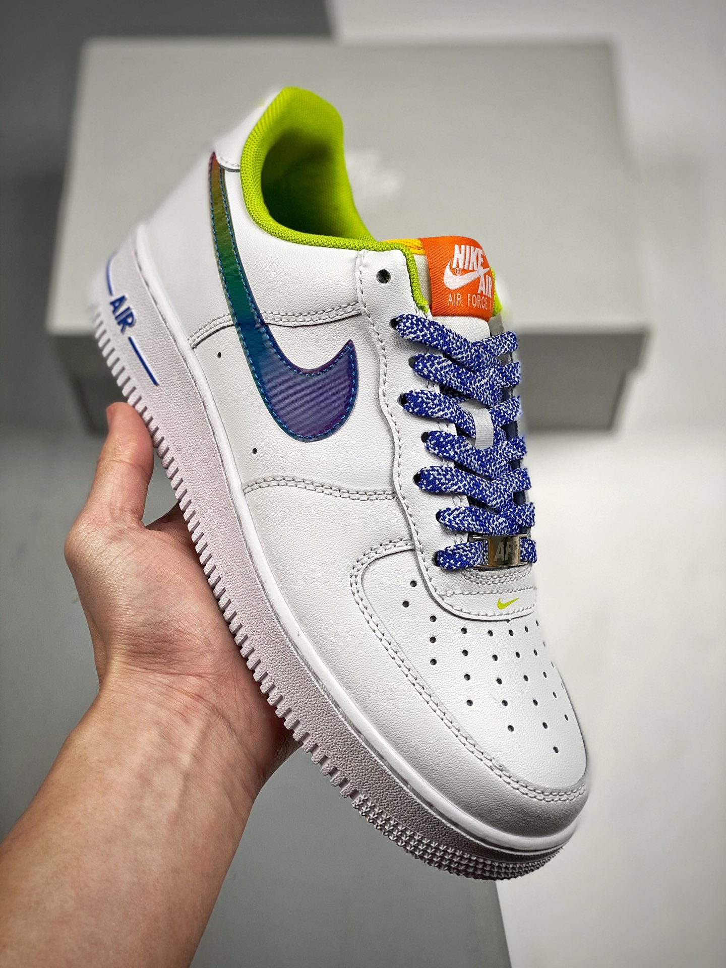 Nike Air Force 1 Low blanco, verde y azul, horma y cartón originales para un auténtico estilo Air Force, enfocado en el…