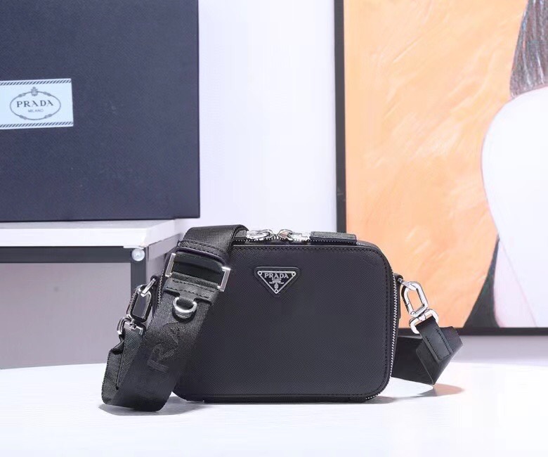 Batch✨(with original box) New camera bag✨2VH070, shaped camera bag, triangular enamel logo highlights elegant temperame…