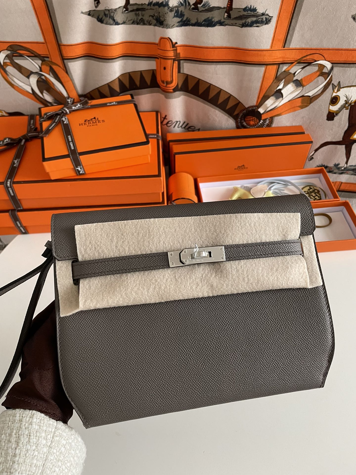 Sell Online Luxury Designer
 Hermes Kelly Handbags Clutches & Pouch Bags Crossbody & Shoulder Bags Grey Tin Gray Sewing Unisex Epsom