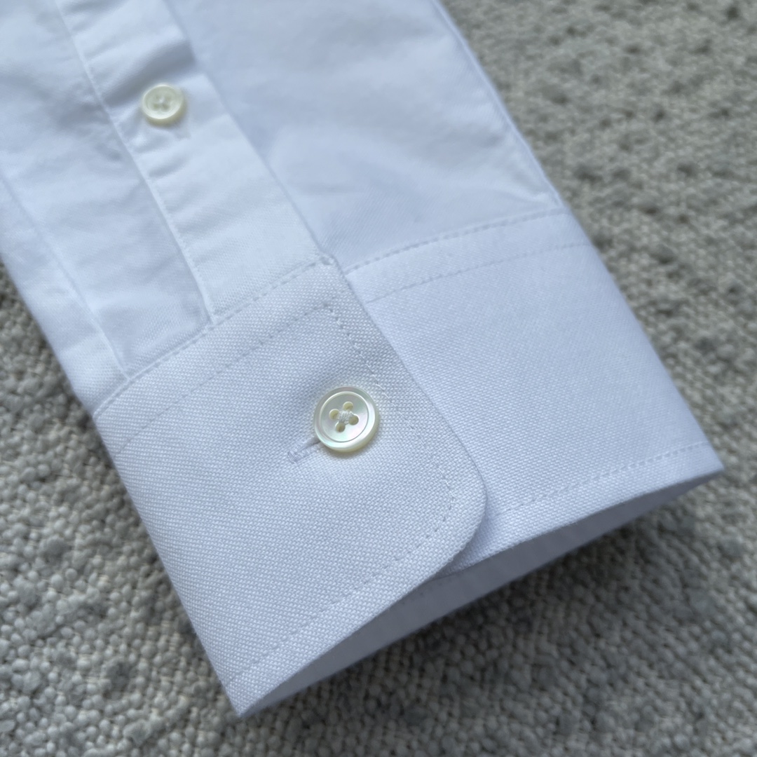 -ami 刺绣撞色logo牛津纺衬衫。明扣百搭款，订织牛津纺全棉面料，珍珠母贝壳扣，面料质感很好。颜色: