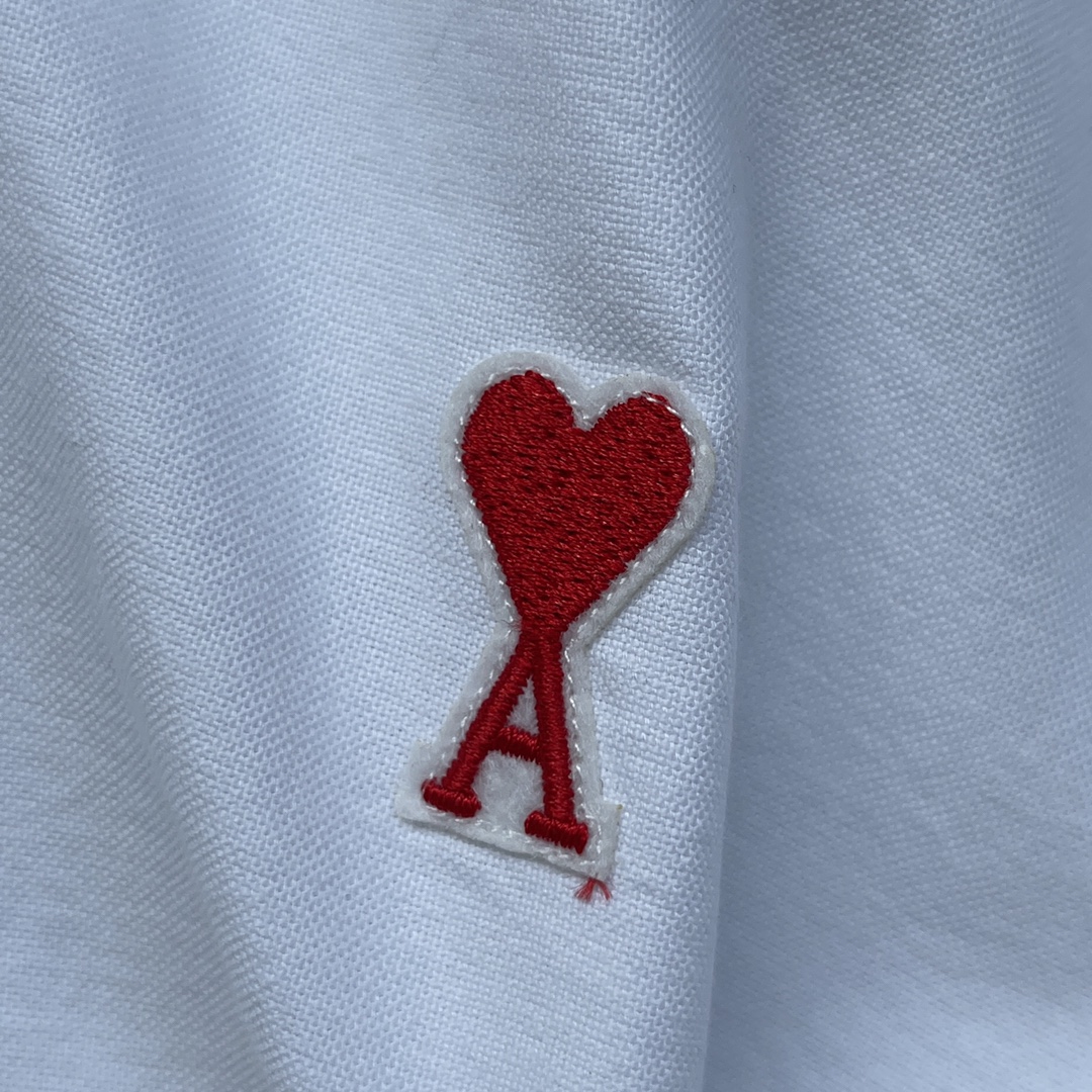 -ami 刺绣撞色logo牛津纺衬衫。明扣百搭款，订织牛津纺全棉面料，珍珠母贝壳扣，面料质感很好。颜色: