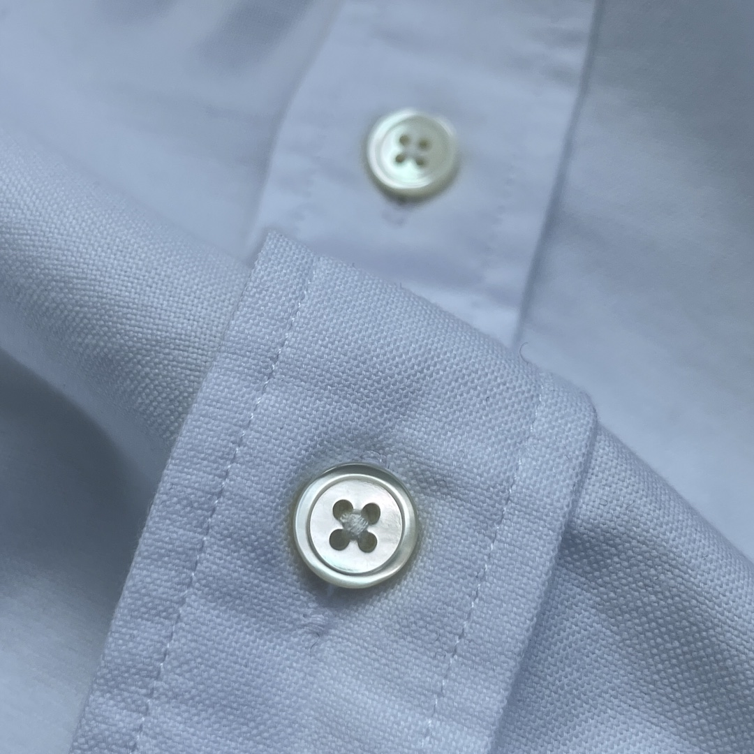 -ami 刺绣撞色logo牛津纺衬衫。明扣百搭款，订织牛津纺全棉面料，珍珠母贝壳扣，面料质感很好。颜色: