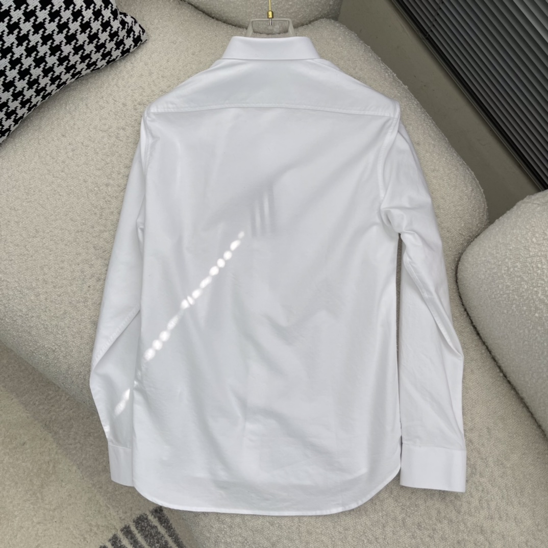 -ami 刺绣撞色logo牛津纺衬衫。明扣百搭款，订织牛津纺全棉面料，珍珠母贝壳扣，面料质感很好。颜色: