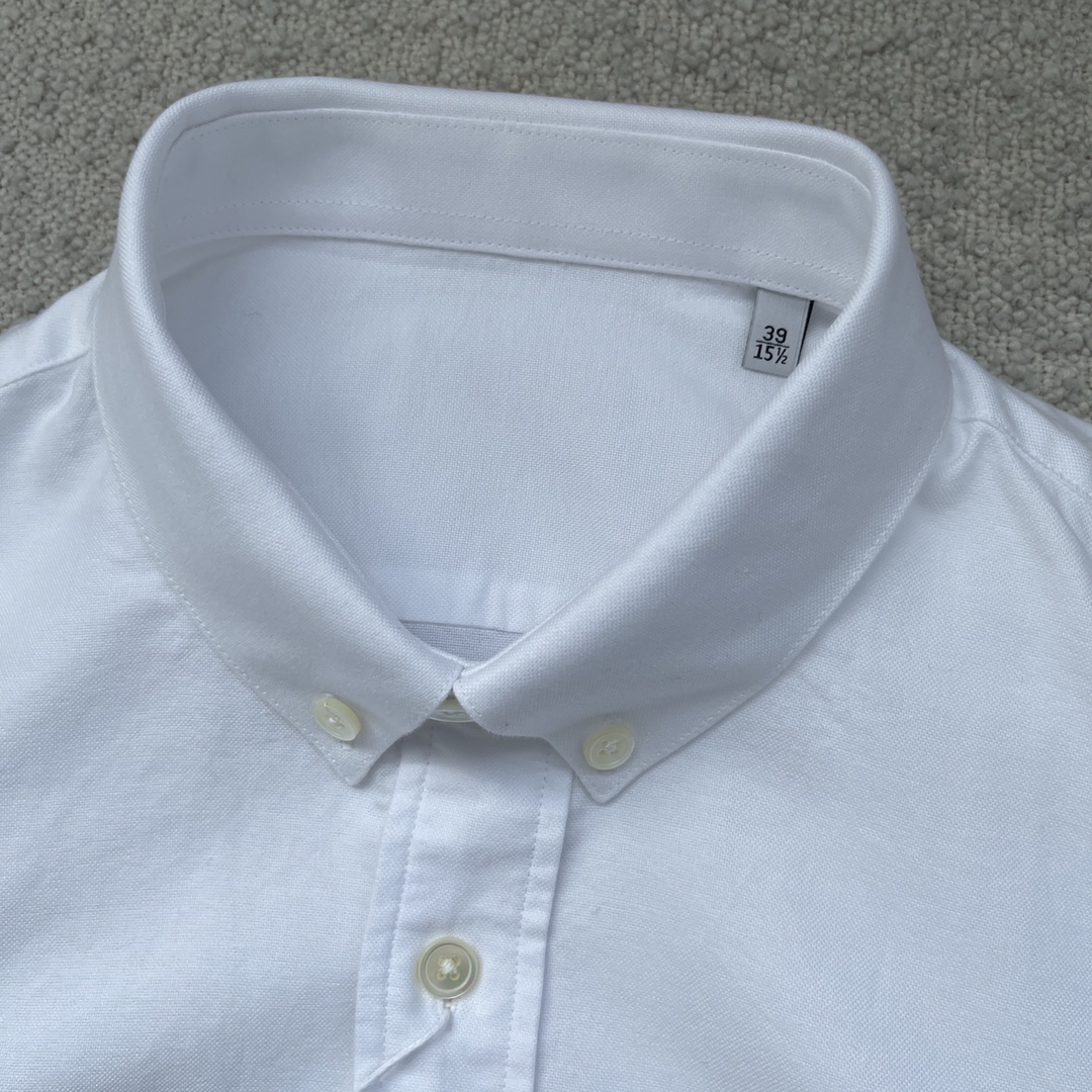 -ami 刺绣撞色logo牛津纺衬衫。明扣百搭款，订织牛津纺全棉面料，珍珠母贝壳扣，面料质感很好。颜色: