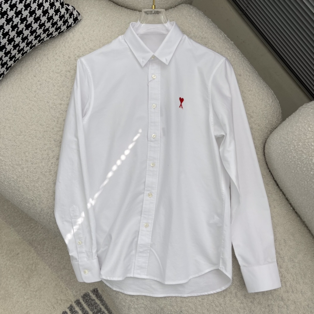 -ami 刺绣撞色logo牛津纺衬衫。明扣百搭款，订织牛津纺全棉面料，珍珠母贝壳扣，面料质感很好。颜色: