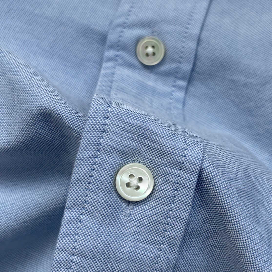 -ami 刺绣撞色logo牛津纺衬衫。明扣百搭款，订织牛津纺全棉面料，珍珠母贝壳扣，面料质感很好。颜色: