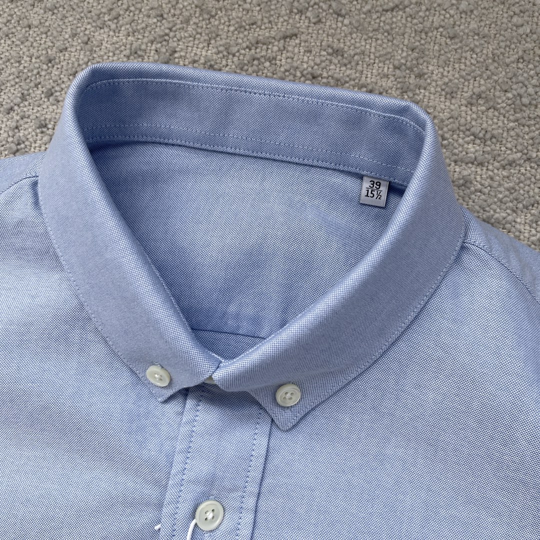 -ami 刺绣撞色logo牛津纺衬衫。明扣百搭款，订织牛津纺全棉面料，珍珠母贝壳扣，面料质感很好。颜色: