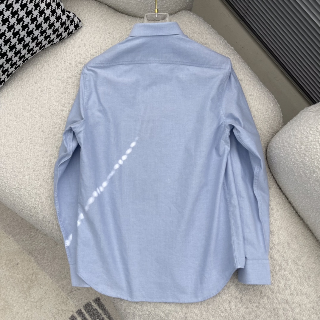 -ami 刺绣撞色logo牛津纺衬衫。明扣百搭款，订织牛津纺全棉面料，珍珠母贝壳扣，面料质感很好。颜色: