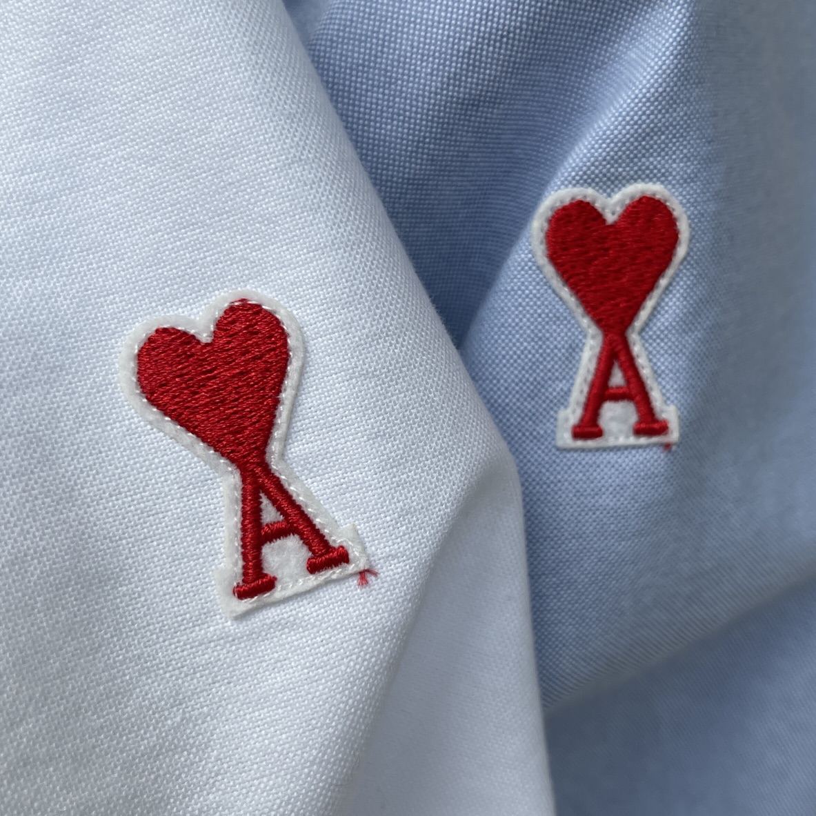 -ami 刺绣撞色logo牛津纺衬衫。明扣百搭款，订织牛津纺全棉面料，珍珠母贝壳扣，面料质感很好。颜色: