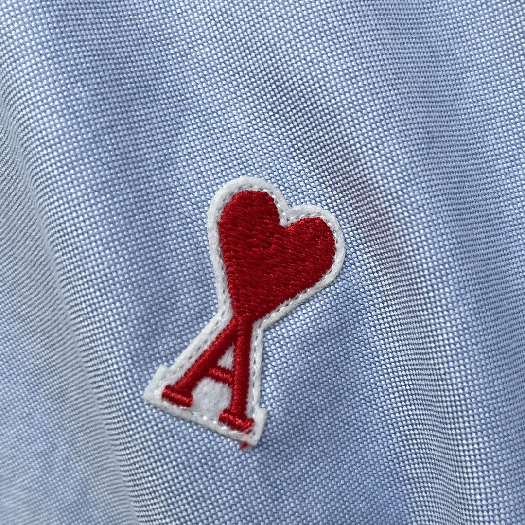 -ami 刺绣撞色logo牛津纺衬衫。明扣百搭款，订织牛津纺全棉面料，珍珠母贝壳扣，面料质感很好。颜色: