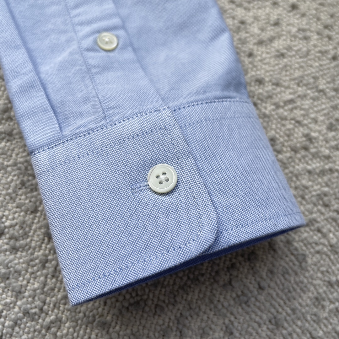 -ami 刺绣撞色logo牛津纺衬衫。明扣百搭款，订织牛津纺全棉面料，珍珠母贝壳扣，面料质感很好。颜色: