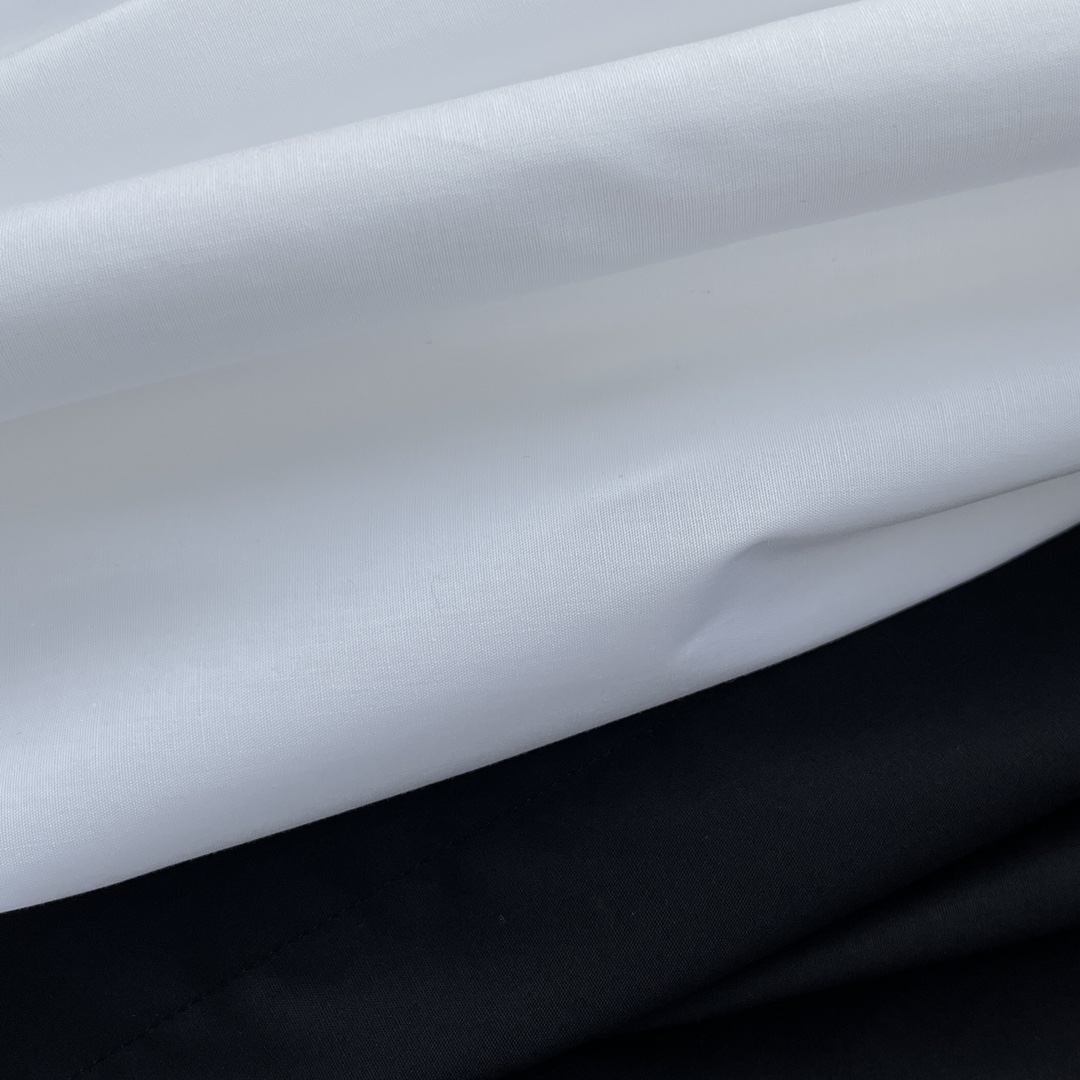 GVC 府绸全棉衬衫。设计细节:经典衣领，正面明纽扣，口袋品牌标志印花。正常版型，珍珠母贝壳扣。尺码:S