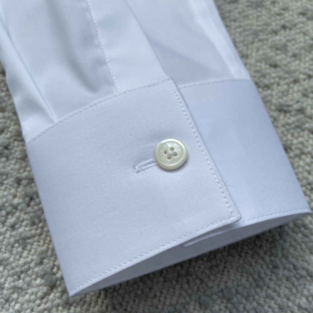 GVC 府绸全棉衬衫。设计细节:经典衣领，正面明纽扣，口袋品牌标志印花。正常版型，珍珠母贝壳扣。尺码:S