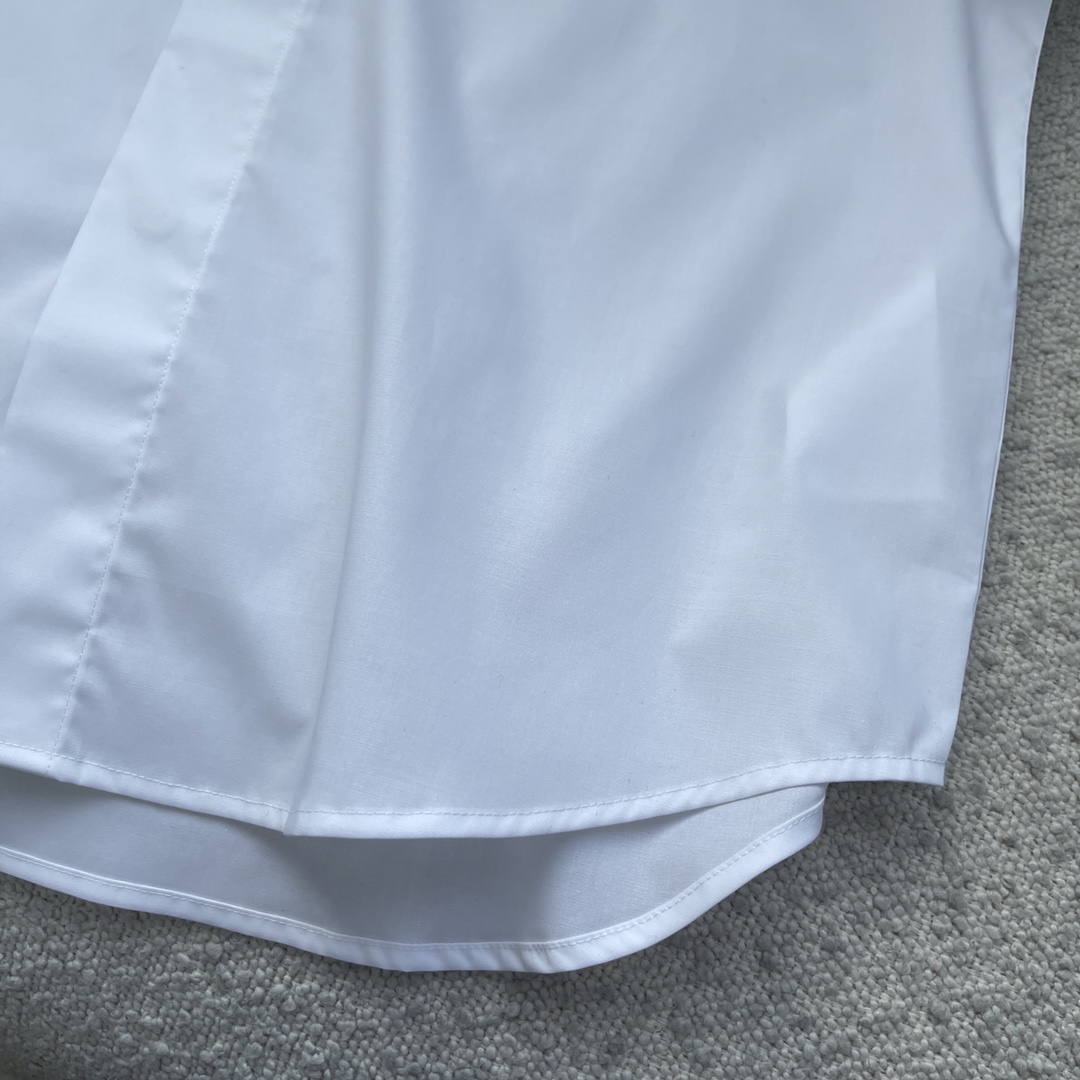 GVC 府绸全棉衬衫。设计细节:经典衣领，正面明纽扣，口袋品牌标志印花。正常版型，珍珠母贝壳扣。尺码:S