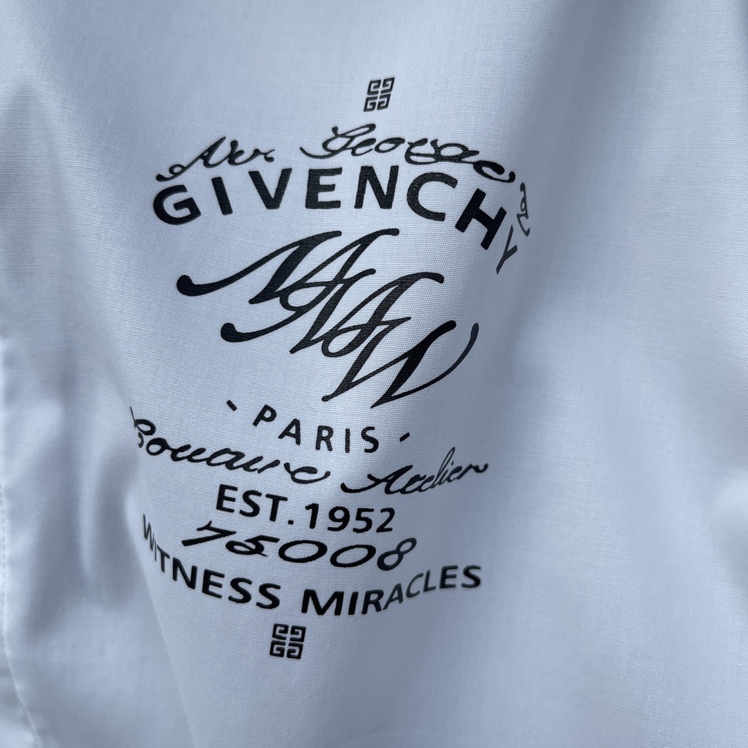 GVC 府绸全棉衬衫。设计细节:经典衣领，正面明纽扣，口袋品牌标志印花。正常版型，珍珠母贝壳扣。尺码:S