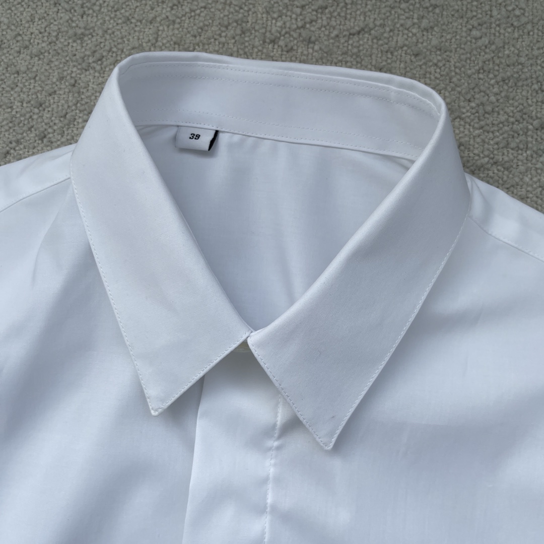 GVC 府绸全棉衬衫。设计细节:经典衣领，正面明纽扣，口袋品牌标志印花。正常版型，珍珠母贝壳扣。尺码:S