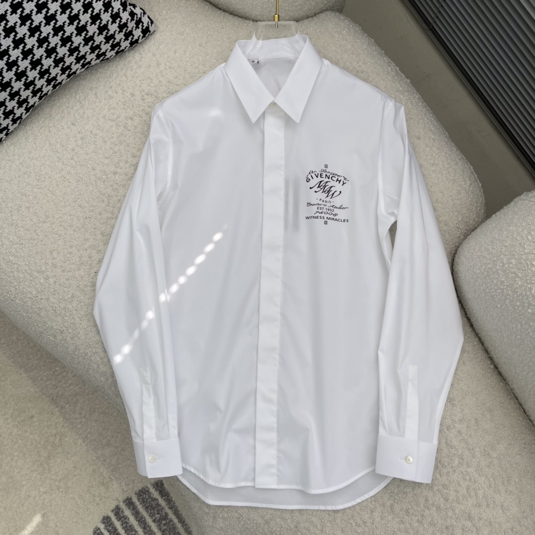 GVC 府绸全棉衬衫。设计细节:经典衣领，正面明纽扣，口袋品牌标志印花。正常版型，珍珠母贝壳扣。尺码:S