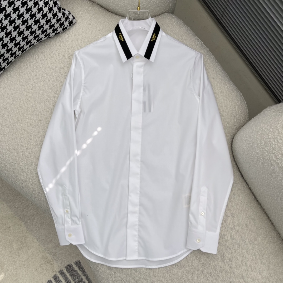 FEND 刺绣小logo府绸衬衫。暗扣百搭款，订织府绸全棉面料，珍珠母贝壳扣，面料舒适透气。颜色:白色 
