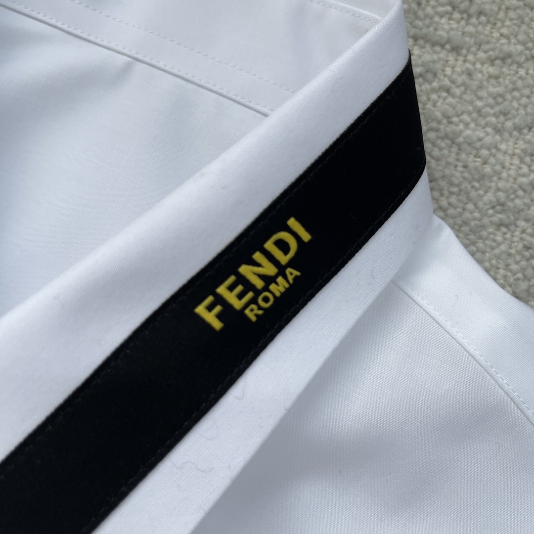 FEND 刺绣小logo府绸衬衫。暗扣百搭款，订织府绸全棉面料，珍珠母贝壳扣，面料舒适透气。颜色:白色 
