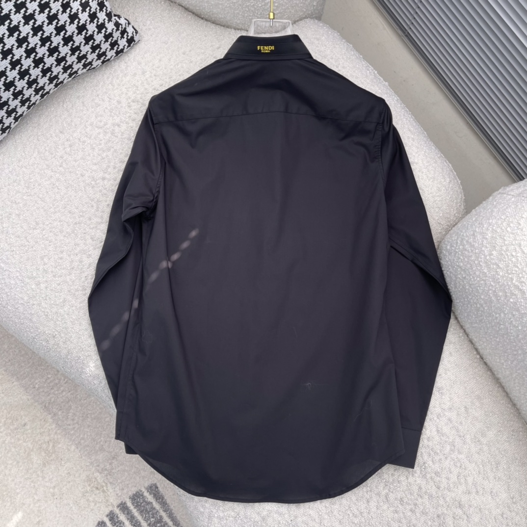 FEND 刺绣小logo府绸衬衫。暗扣百搭款，订织府绸全棉面料，珍珠母贝壳扣，面料舒适透气。颜色:白色 