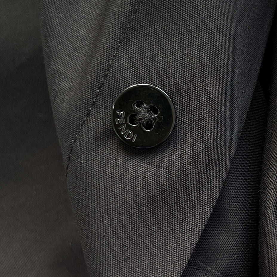 FEND 刺绣小logo府绸衬衫。暗扣百搭款，订织府绸全棉面料，珍珠母贝壳扣，面料舒适透气。颜色:白色 