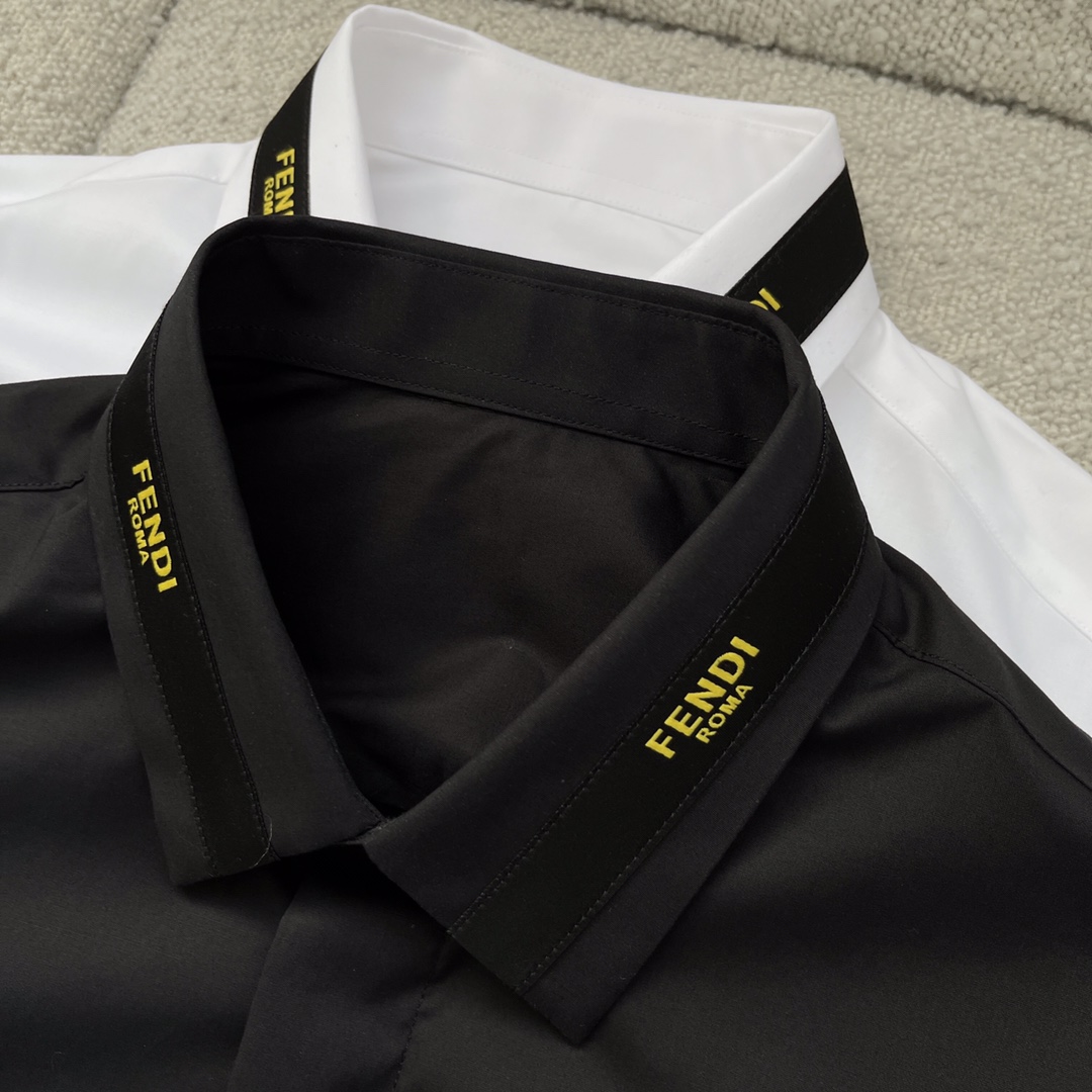 FEND 刺绣小logo府绸衬衫。暗扣百搭款，订织府绸全棉面料，珍珠母贝壳扣，面料舒适透气。颜色:白色 