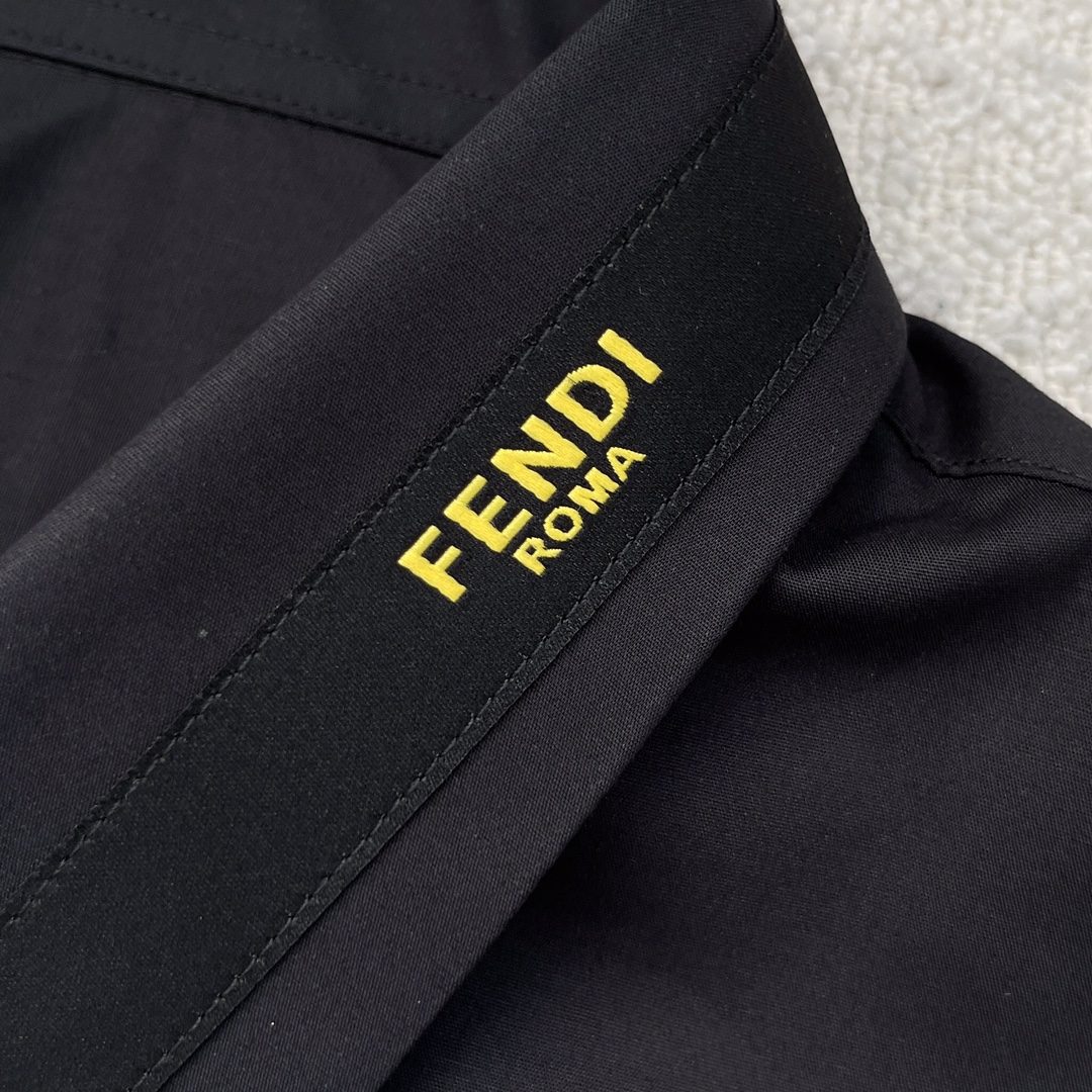 FEND 刺绣小logo府绸衬衫。暗扣百搭款，订织府绸全棉面料，珍珠母贝壳扣，面料舒适透气。颜色:白色 