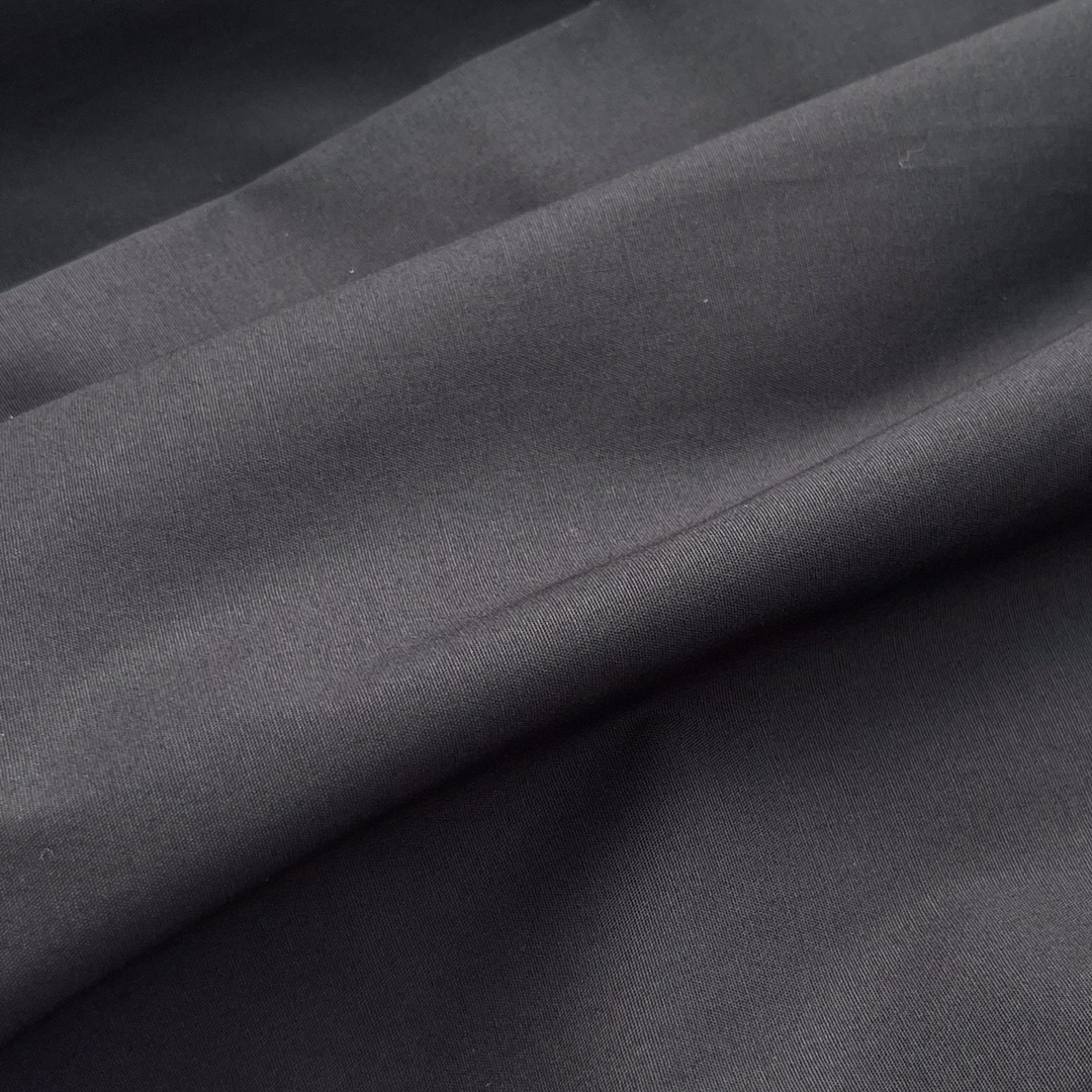 FEND 刺绣小logo府绸衬衫。暗扣百搭款，订织府绸全棉面料，珍珠母贝壳扣，面料舒适透气。颜色:白色 