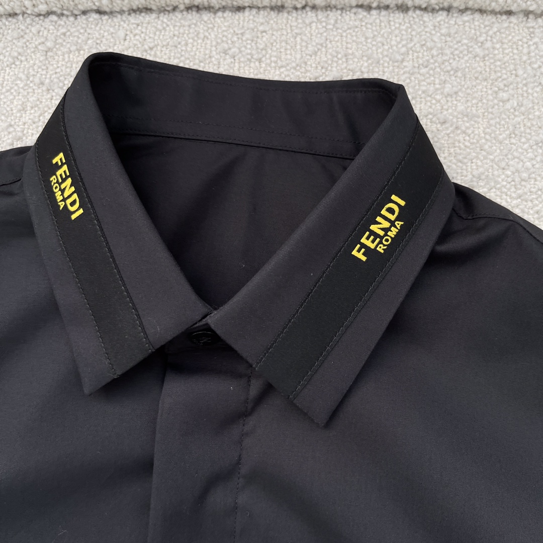 FEND 刺绣小logo府绸衬衫。暗扣百搭款，订织府绸全棉面料，珍珠母贝壳扣，面料舒适透气。颜色:白色 