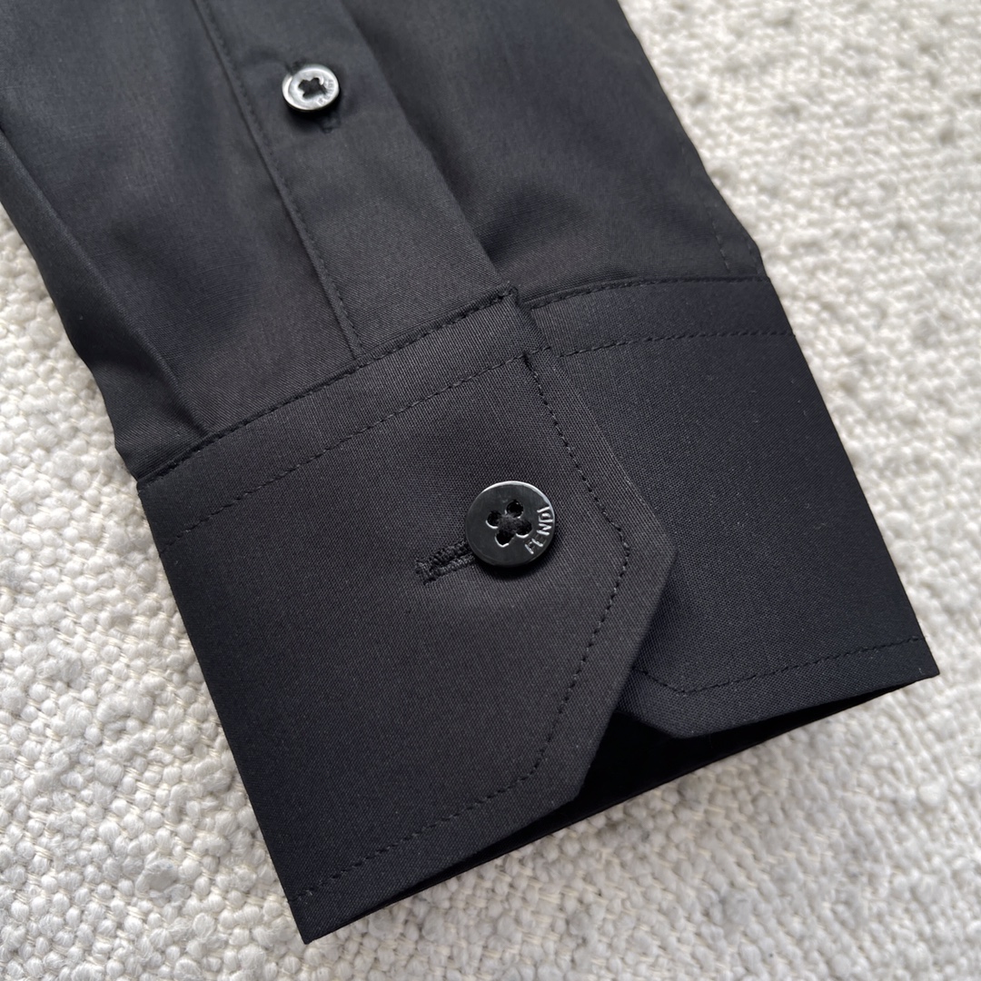 FEND 刺绣小logo府绸衬衫。暗扣百搭款，订织府绸全棉面料，珍珠母贝壳扣，面料舒适透气。颜色:白色 