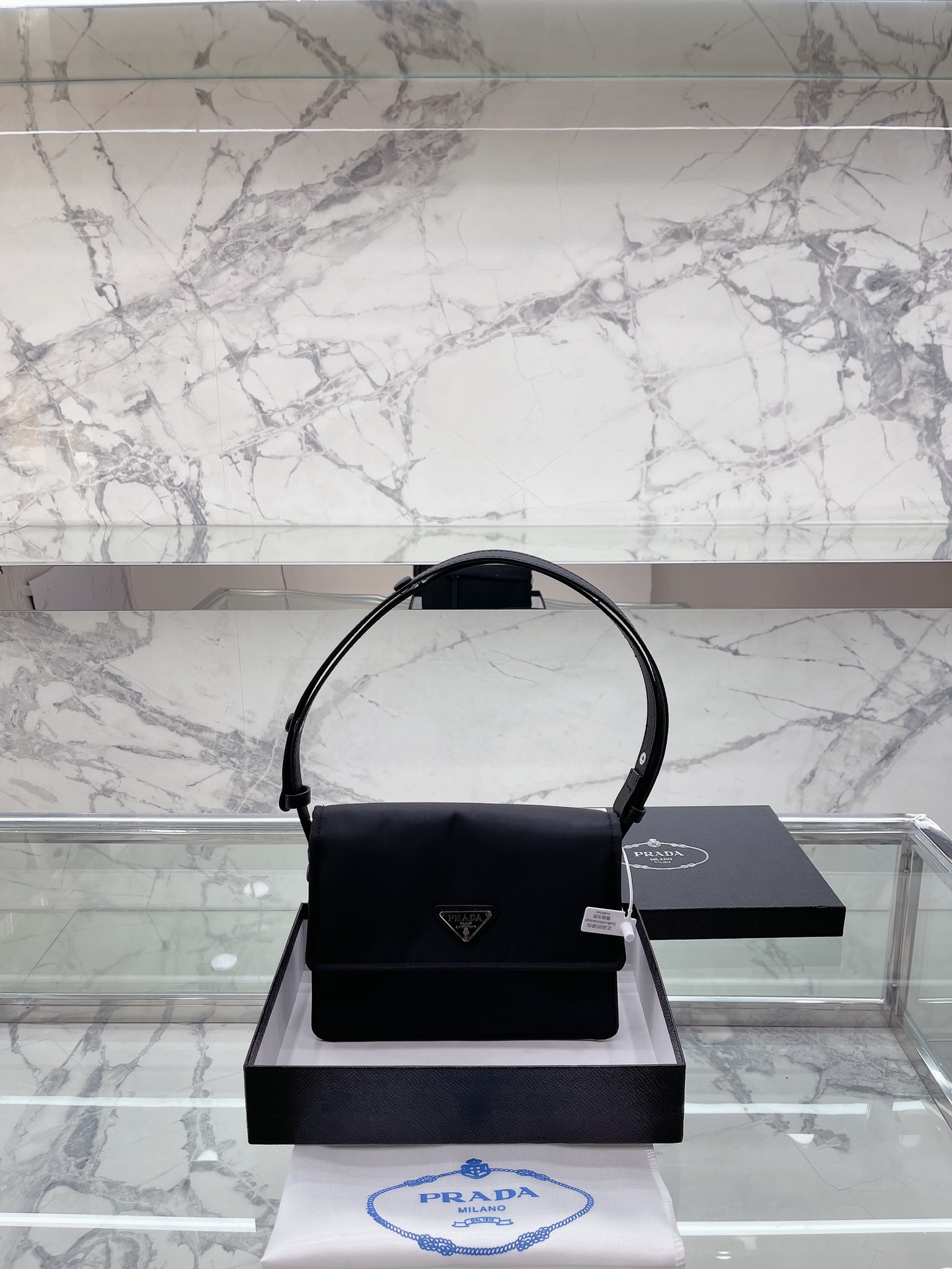 高品质  普拉达 Prada  21新品高级腋下包 Logo五金原版一比一品质 内置隔层 炒鸡百搭实用的一款 喜欢的美妞赶快入手吧 店主推荐 质量超赞 尺寸：24 20cm