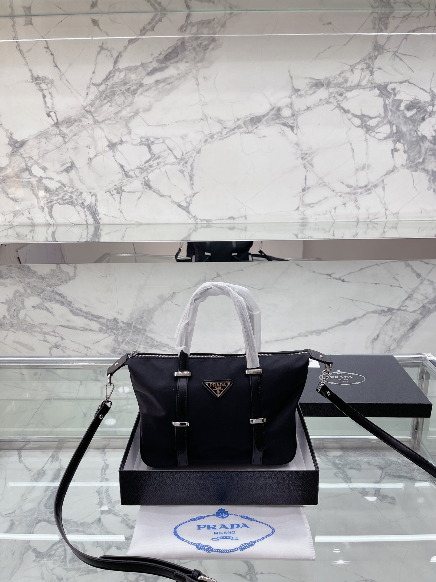 高品质  普拉达 Prada  21新品手提包 Logo五金原版一比一品质 内置隔层 炒鸡百搭实用的一款 喜欢的美妞赶快入手吧 店主推荐 质量超赞 尺寸：26 18cm