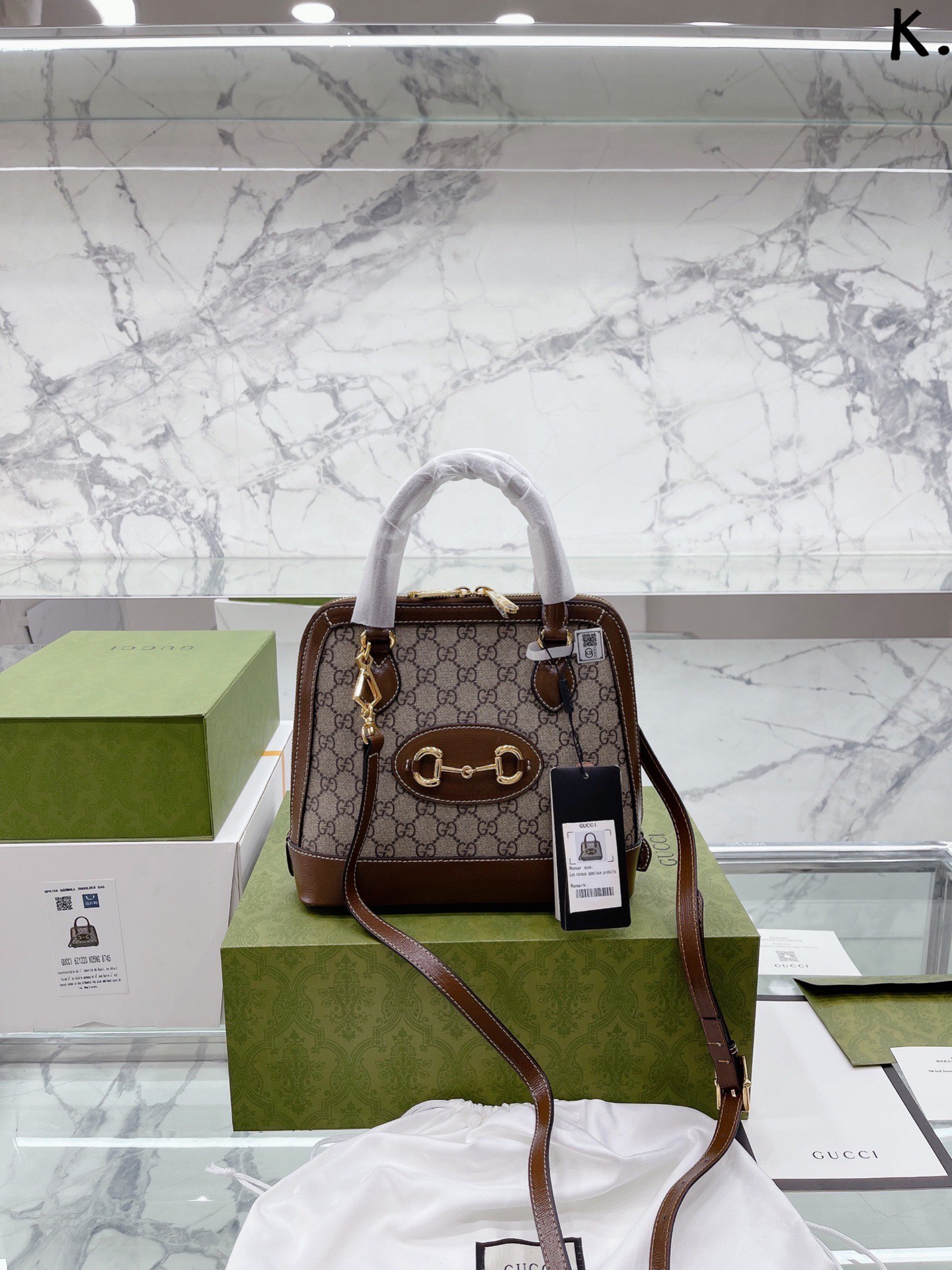 原单全套礼盒包装 一眼爱上古驰Gucci1955系列贝壳包 古驰GUCCI双g家的1955出了贝壳包 包包啦，姐妹 们你们知道嘛!不得不说，gucci 的1955系列把gucci的复古风诠释得淋漓尽致~马衔扣和老花也太配了! -直没停过对复古系列的迷恋，也越来越喜欢老花~gucci的1955系列的火热也没停止，这个新出的手提的小箱子，真的是一眼爱上!也太时髦了吧!感觉就是为秋冬而诞生的，非常上镜百搭，简单又时尚，手拎的时候，化身为时髦精本人了 尺寸大号26cm