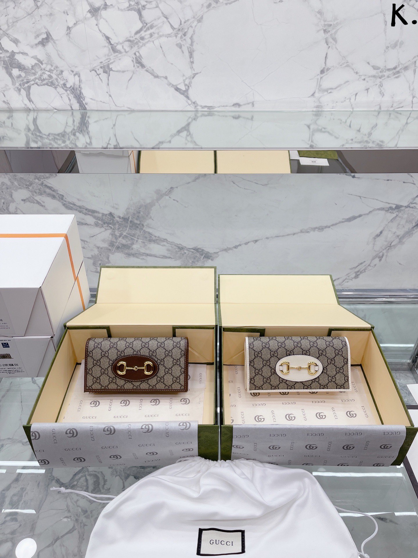 全牛皮 升级款 全套礼盒包装 Gucci复古1995 woc链条包 我的一见钟情 真的好好看又复古又时髦反正我已经忍不住了哪怕背个几十年依旧复古依旧时髦2022绝对的超级爆款也是倪妮最新街拍背的真的好好看啊名字也很特别，Gucci 1955 Horsebit Bag经典的马衔扣+Monogram+棕色勾边设计，满满的复古调调大家喜欢吗？我真的好喜欢呀～尺寸：18 9cm