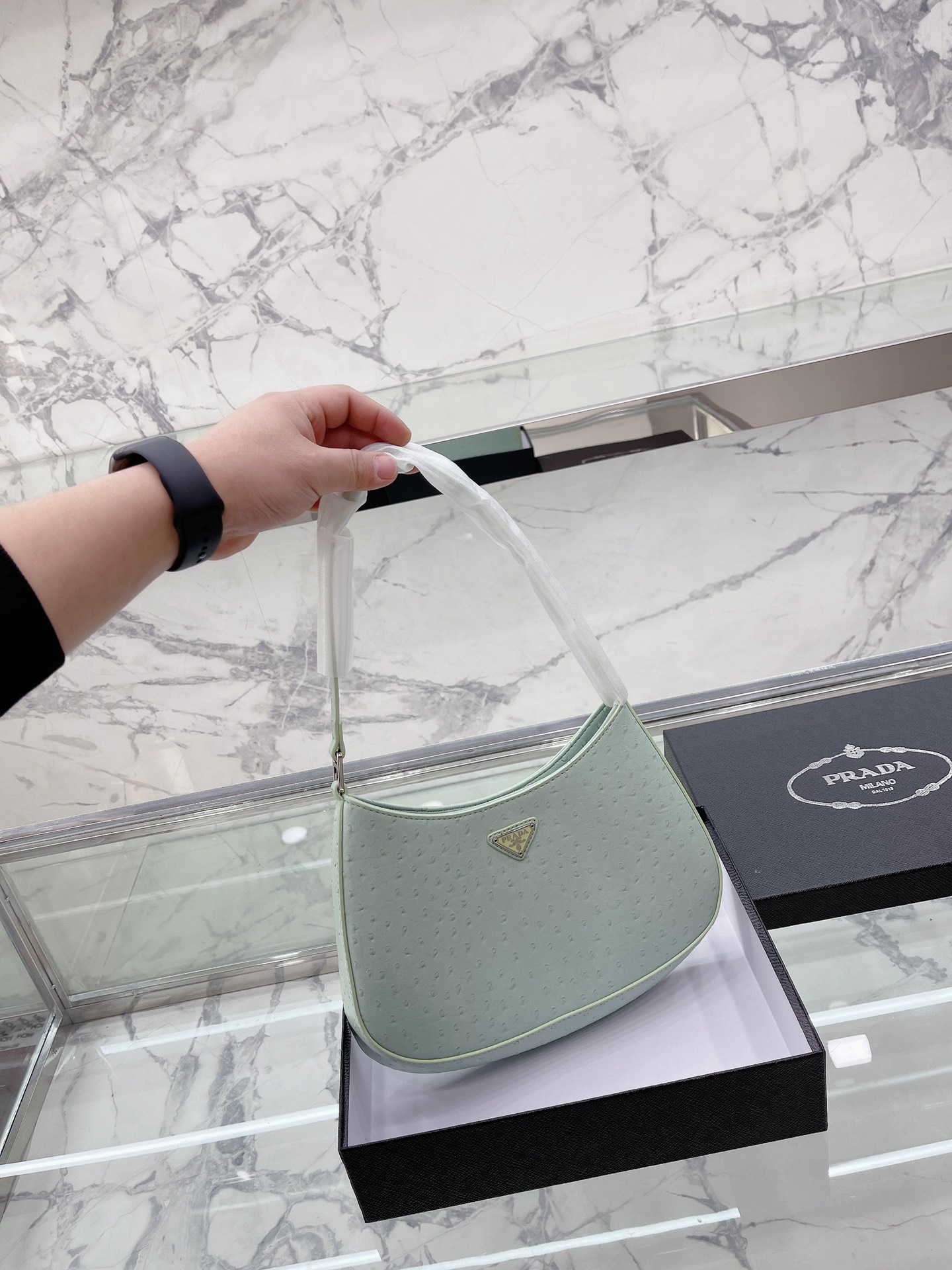 复古又高级 腋下包 小网红包 真正原版复刻 轻便时尚 潮人必备  普拉达 Prada 由玛丽奥· 普拉达 Prada 于1913年在意大利 米兰创建。Miuccia 尺寸：29 20cm