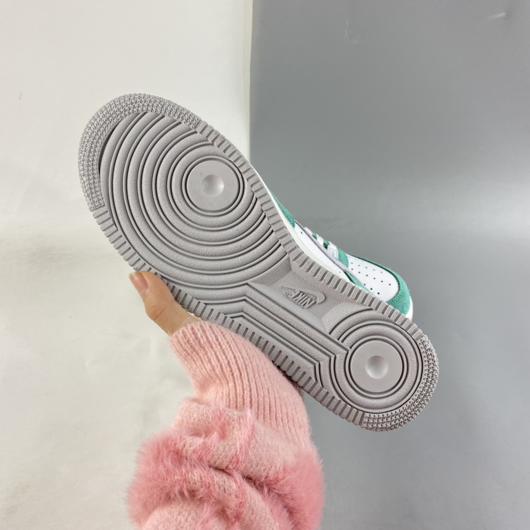 P240 NIKE Air Force 1’07 Low 浅绿麂皮拼接 空军一号低帮休闲板鞋 BQ8988-102