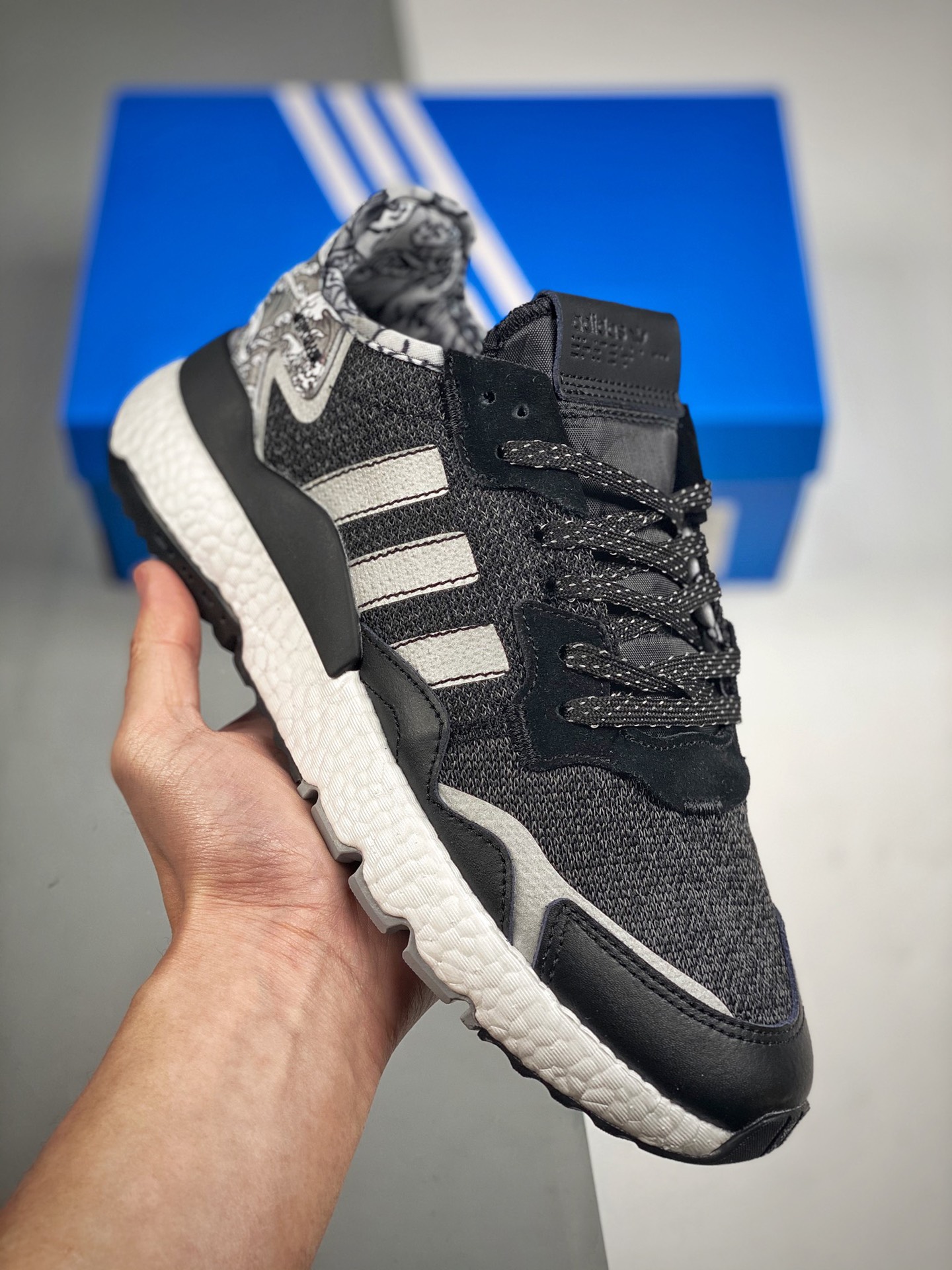 AD Nite Jogger Boost Negro y Gris Trébol Colaboración Night Runner N.º de artículo: FW6693 Zapatillas de running retro …