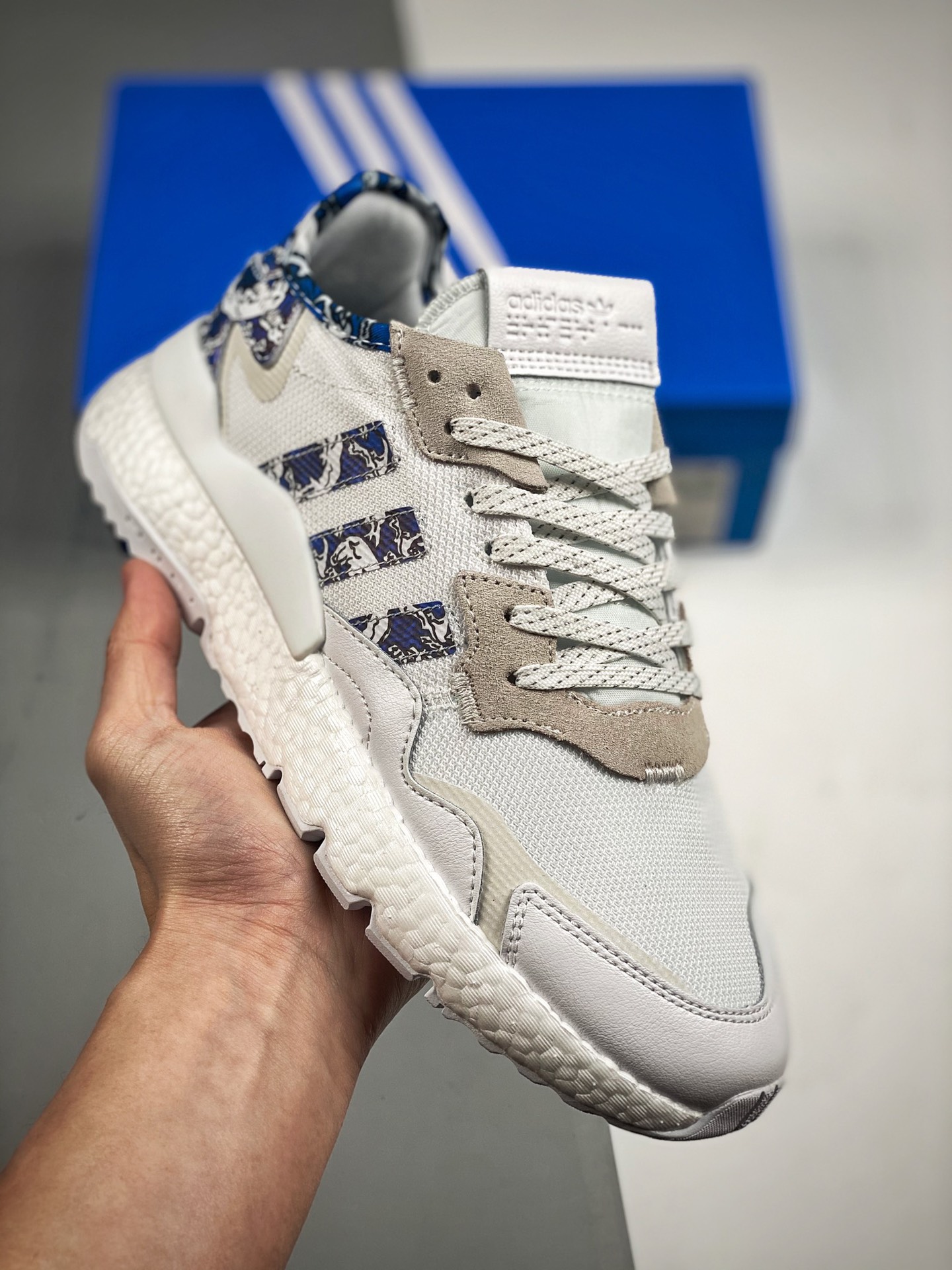AD Nite Jogger Boost Blanco Brillante y Azul Trébol Colaboración Night Runner N.º de artículo: FW6692 Zapatillas de run…