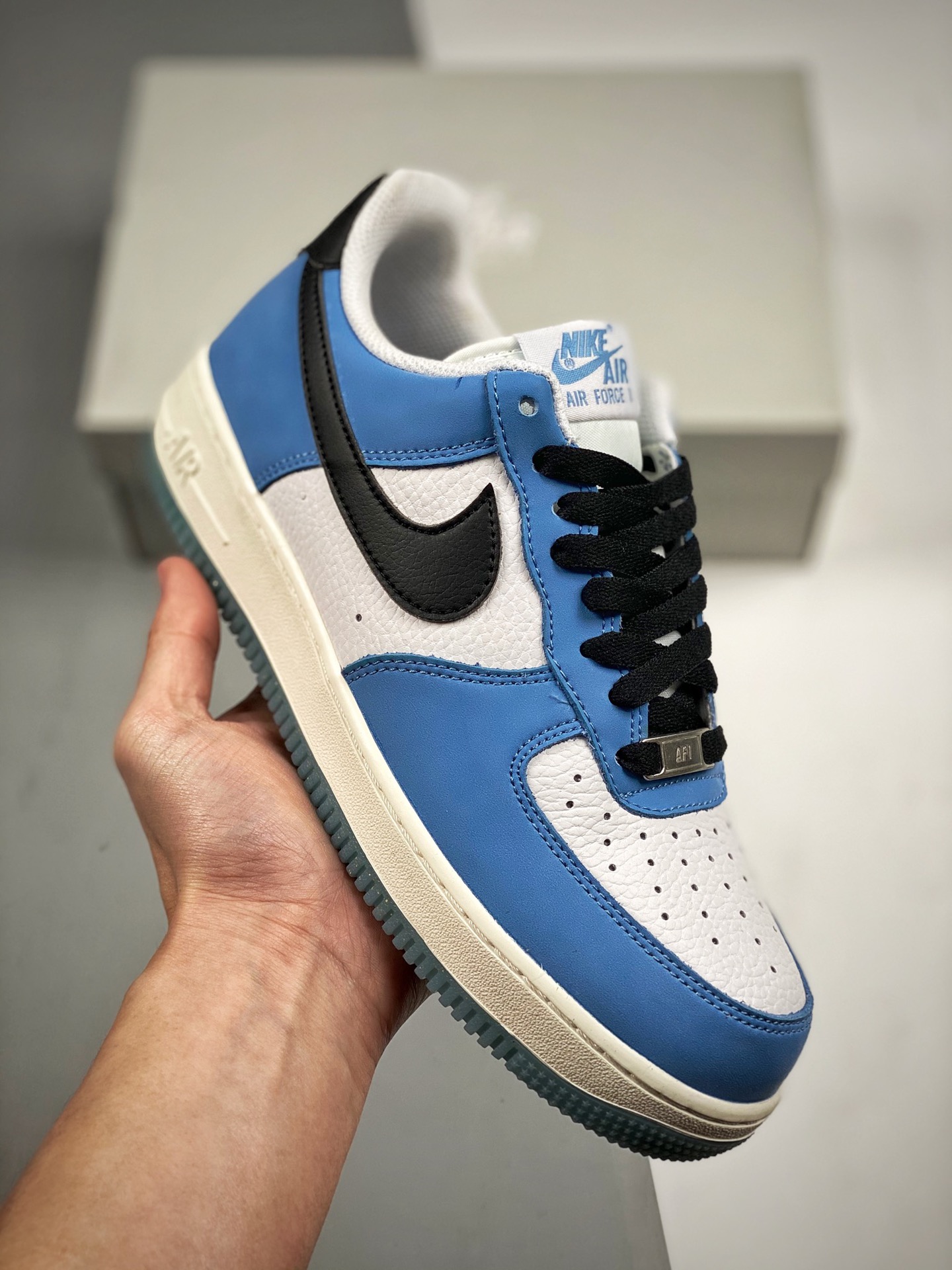 Nike Air Force 1 Low 07 azul universitario, horma y cartón originales para un auténtico estilo Air Force, enfocado en e…