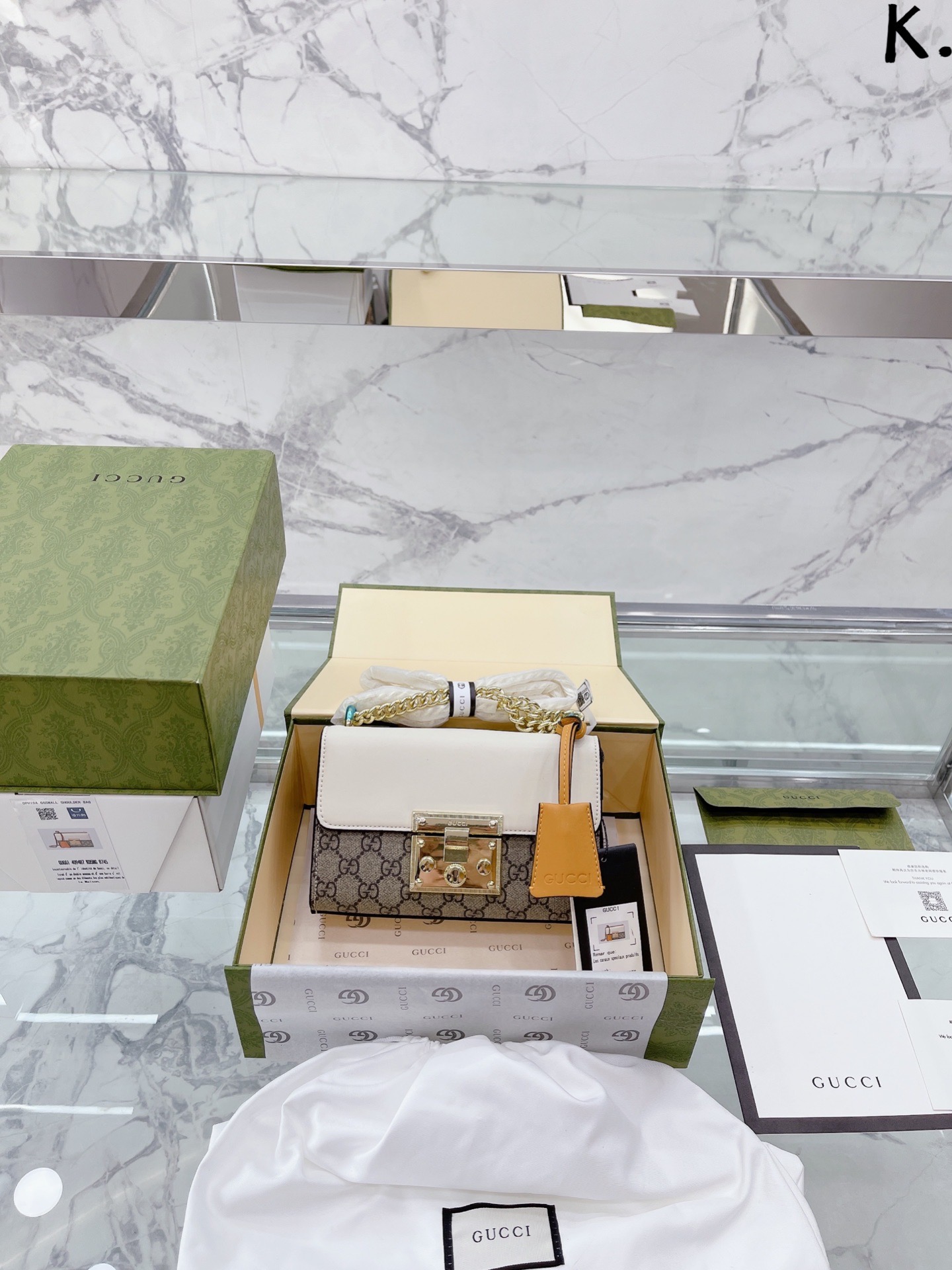 升级款 原版牛皮 原单顶级版 ｜Gucci 最新系列，链条包，配原版乌木色牛皮～这个款复古韵味特别浓，对版链条，原版内里上身效果也超赞，主要以精致特别的五金来提升整体质感。size:2013cm