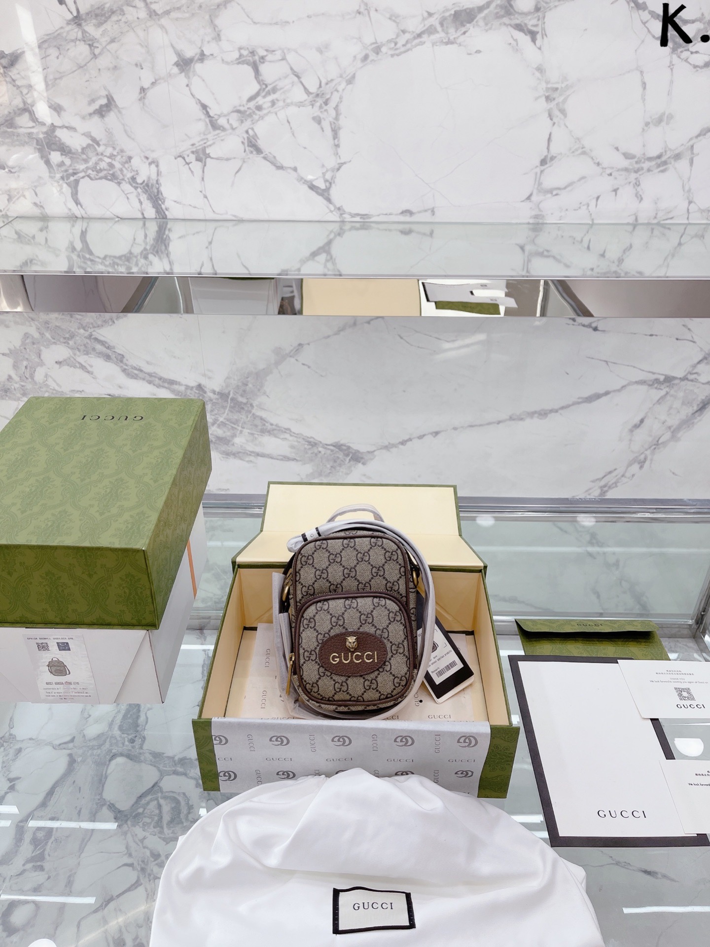 升级款 牛皮 原版牛皮 原单顶级版 ｜Gucci O虎头手机包 最新系列，链条包，配原版乌木色牛皮～这个款复古韵味特别浓，对版链条，原版内里上身效果也超赞，主要以精致特别的五金来提升整体质感。size:13 18cm