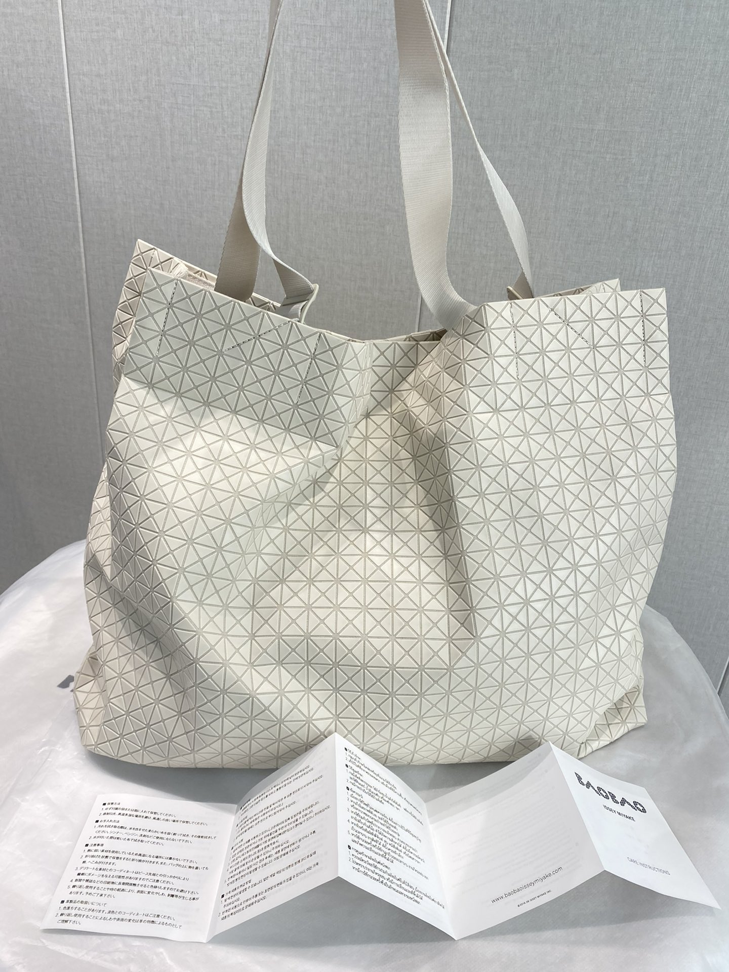Issey Miyake Silicone Shopping Tote Bag in Milk White - Comprehensive 2