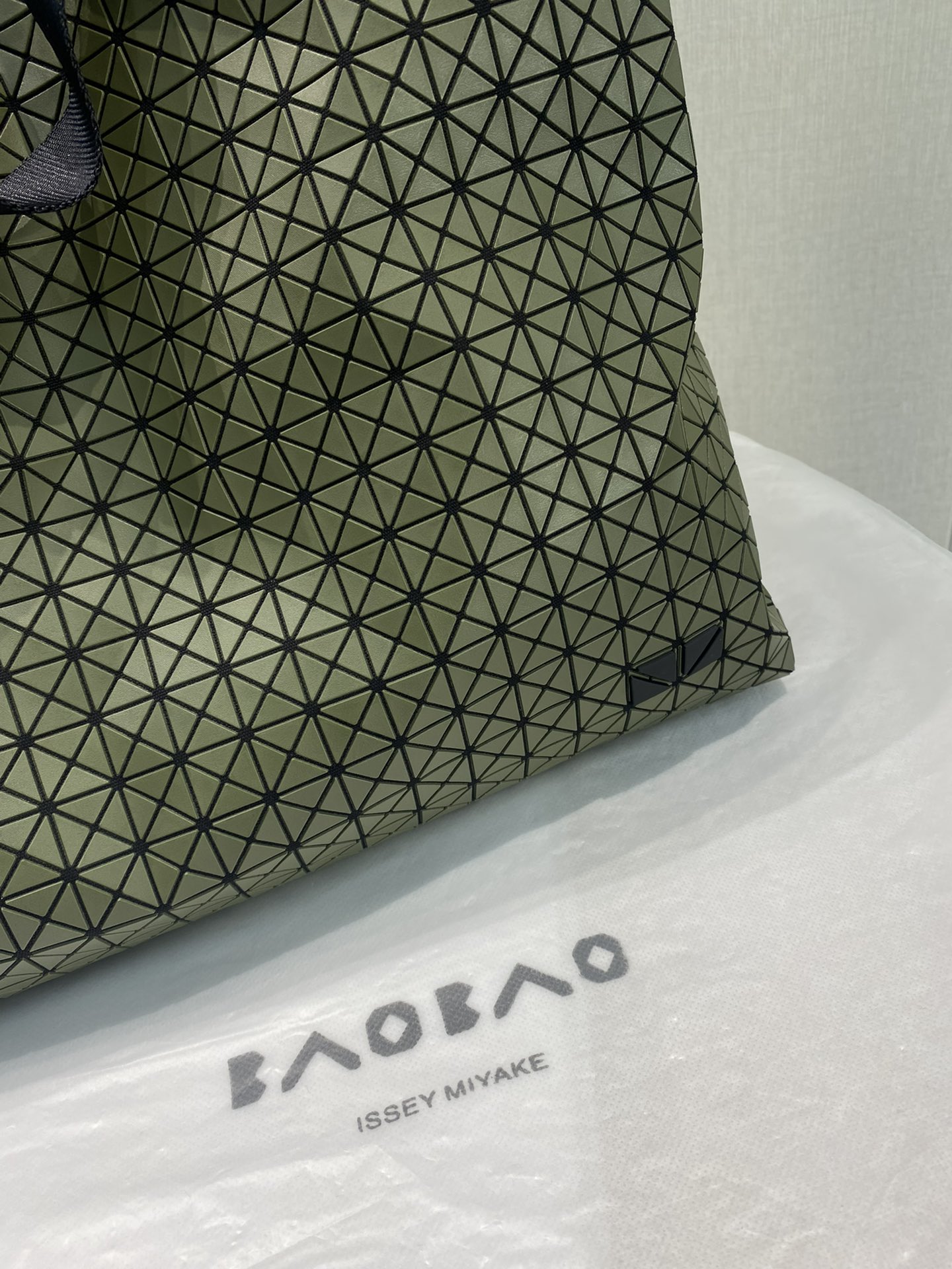 Issey Miyake Silicone Tote Bag in White and Olive Green - Comprehensive 8