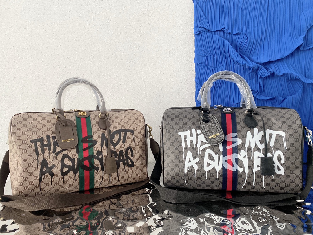 Balenciaga巴黎世家 X  Gucci 古奇   Hacker涂鸦涂层世纪联名旅行袋 手提包袋 机场包 采用精湛镶嵌细工，经典百搭 实物拍摄 原厂原版面料 680124 配送小票防尘袋 28 x 46 cm。