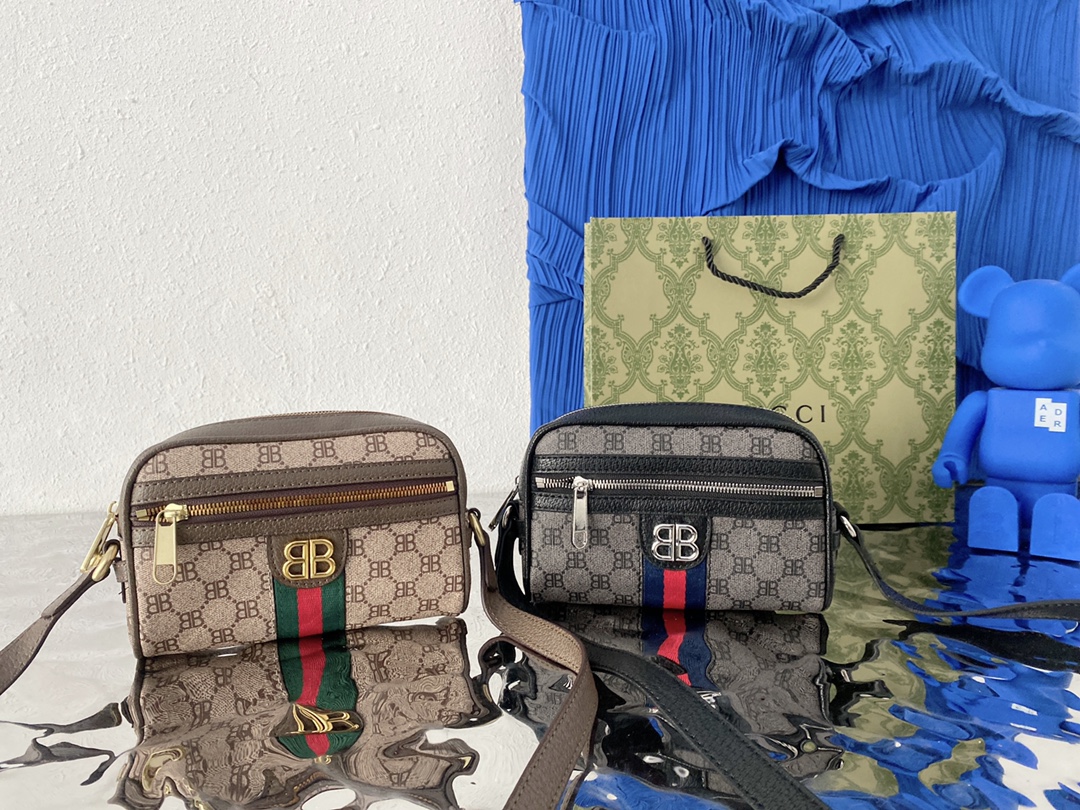 Balenciaga巴黎世家 X  Gucci 古奇   Hacker涂鸦涂层联名相机包 单肩包 男女通用斜挎包 采用精湛镶嵌细工，经典百搭 实物拍摄 原厂原版面料 680128 配送小票防尘袋 折叠礼盒 13 x 19 cm。