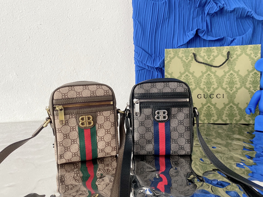 Balenciaga巴黎世家 X  Gucci 古奇   Hacker涂鸦涂层联名相机包 单肩包 男女通用斜挎包 采用精湛镶嵌细工，经典百搭 实物拍摄 原厂原版面料 680129 配送小票防尘袋 折叠礼盒 14 x 18 cm。