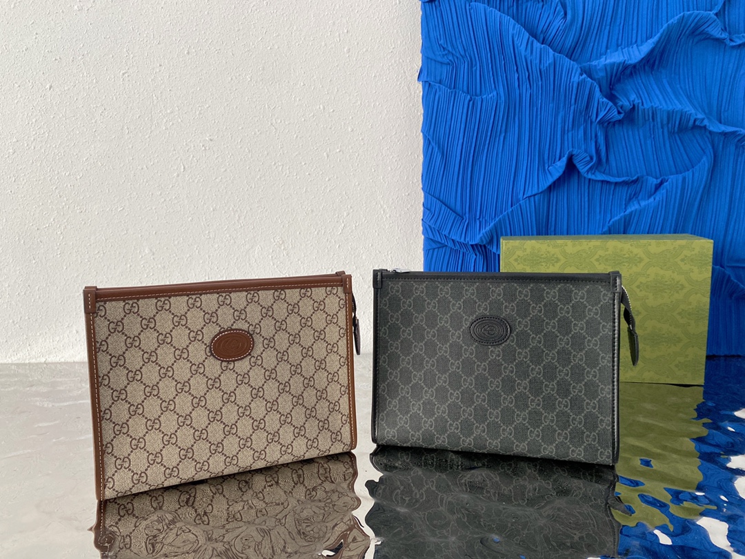 Gucci 古奇   GG印花 互扣式化妆包 洗漱包 手拿包 采用精湛镶嵌细工，经典百搭 实物拍摄 原厂原版面料 672956 配送小票防尘袋 折叠礼盒 26 x 20 cm。