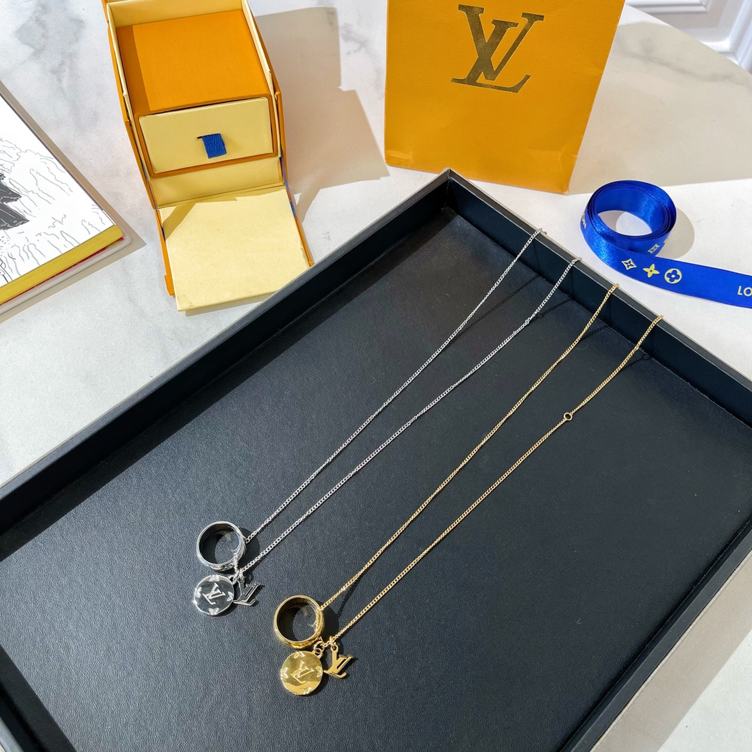 Collier LV laiton pendentif médaille ronde